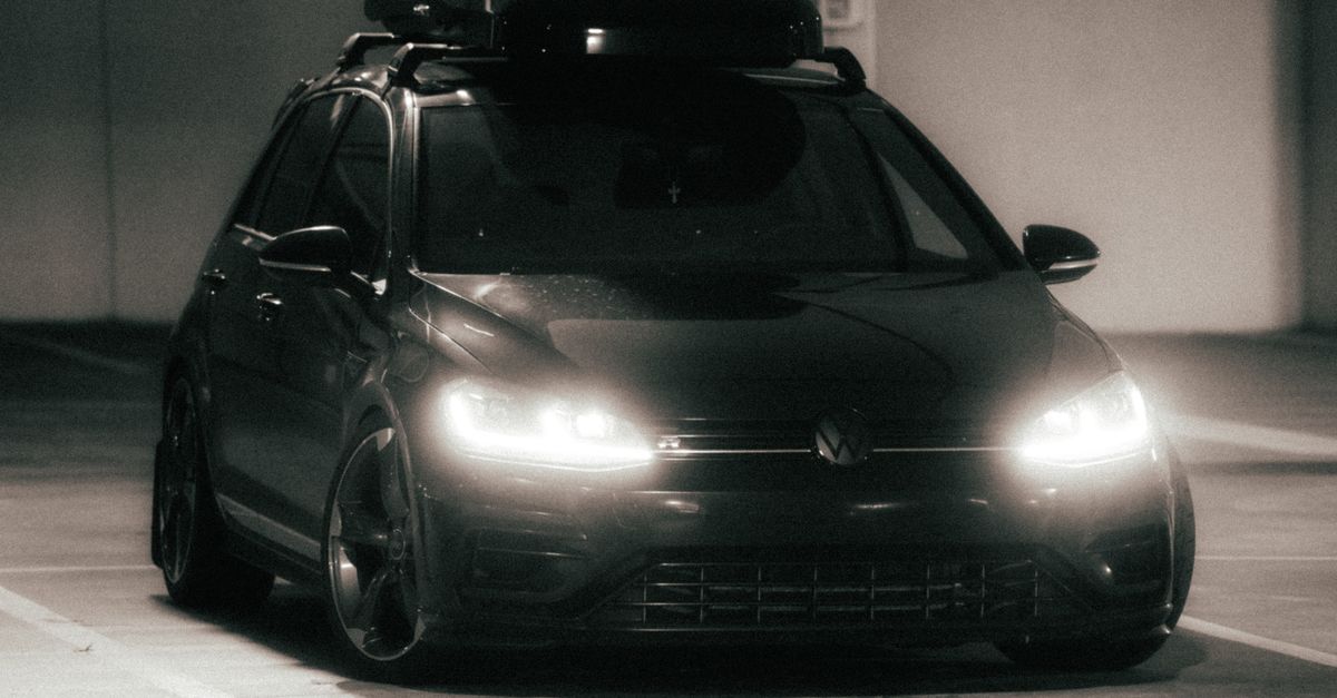 découvrez la longueur minimale de coffre de toit nécessaire pour transporter vos skis en toute sécurité, selon leur taille et votre véhicule.